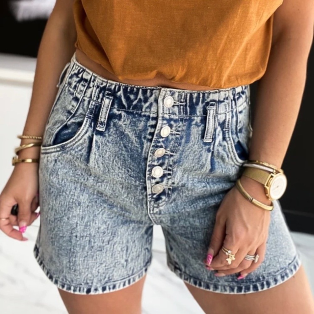 Just In// Vervet •Sasha Super High Rise Button Up Shorts in Acid Wash